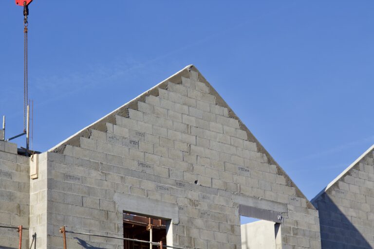 Bâtiment C et D démarrage de la charpente et de l'étanchéité sur les bâtiments A et B.