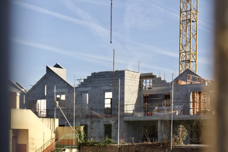 Bâtiment C et D démarrage de la charpente et de l'étanchéité sur les bâtiments A et B.