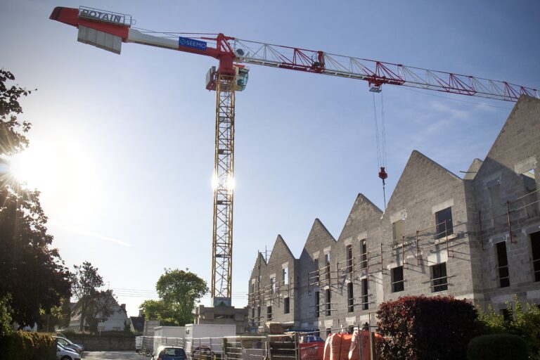 Bâtiment C et D démarrage de la charpente et de l'étanchéité sur les bâtiments A et B.