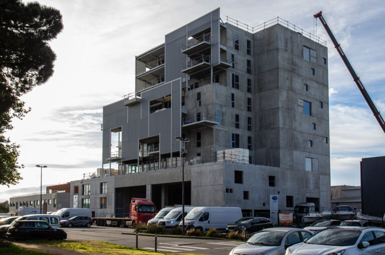 Pose des ascenseurs, démarrage de l'isolation, des cloisons et de la ventilation.